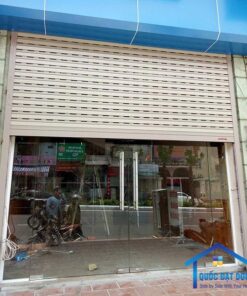 Mẫu cửa cuốn kết hợp với cửa kính