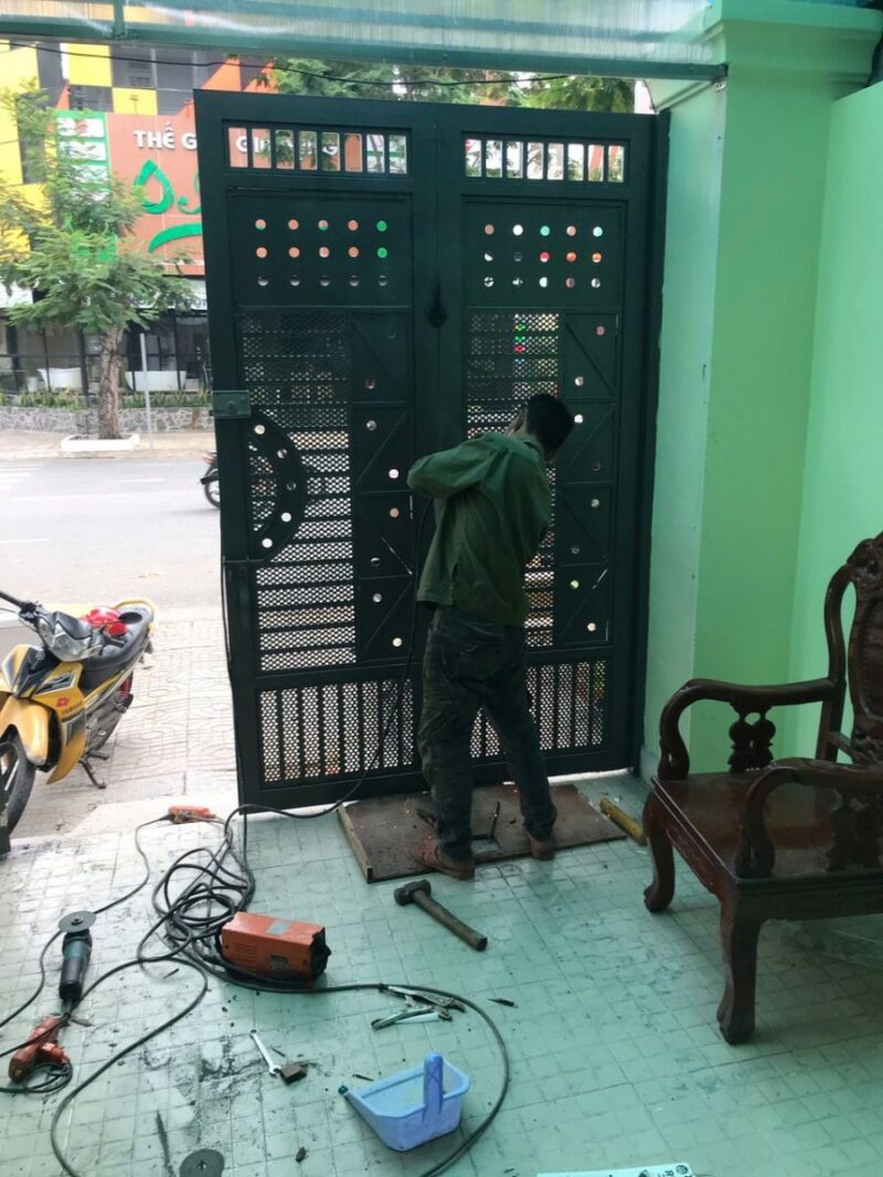 Dịch vụ sửa cửa sắt uy tín, chất lượng, đảm bảo uy tín tại huyện Nhà Bè